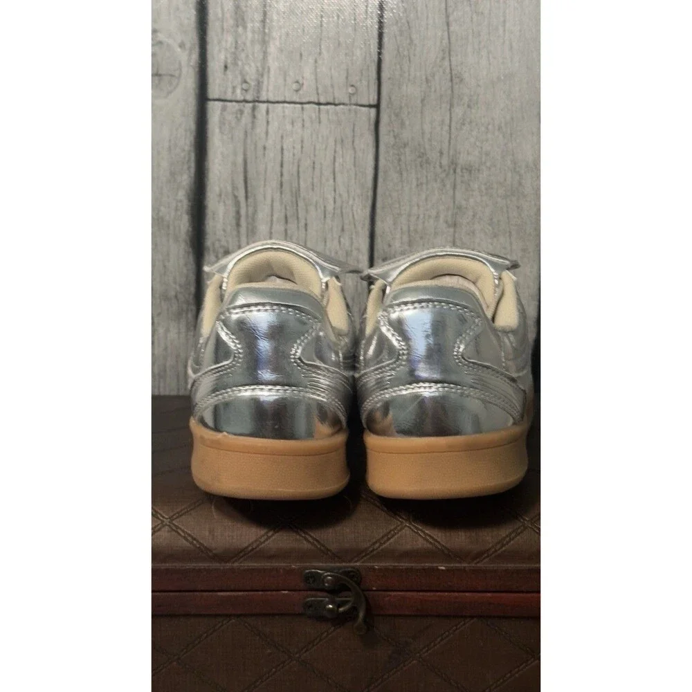Steve Madden NYC Madrid Womens Silver Mirror Metallic Sneakers Stripes Size 5.5